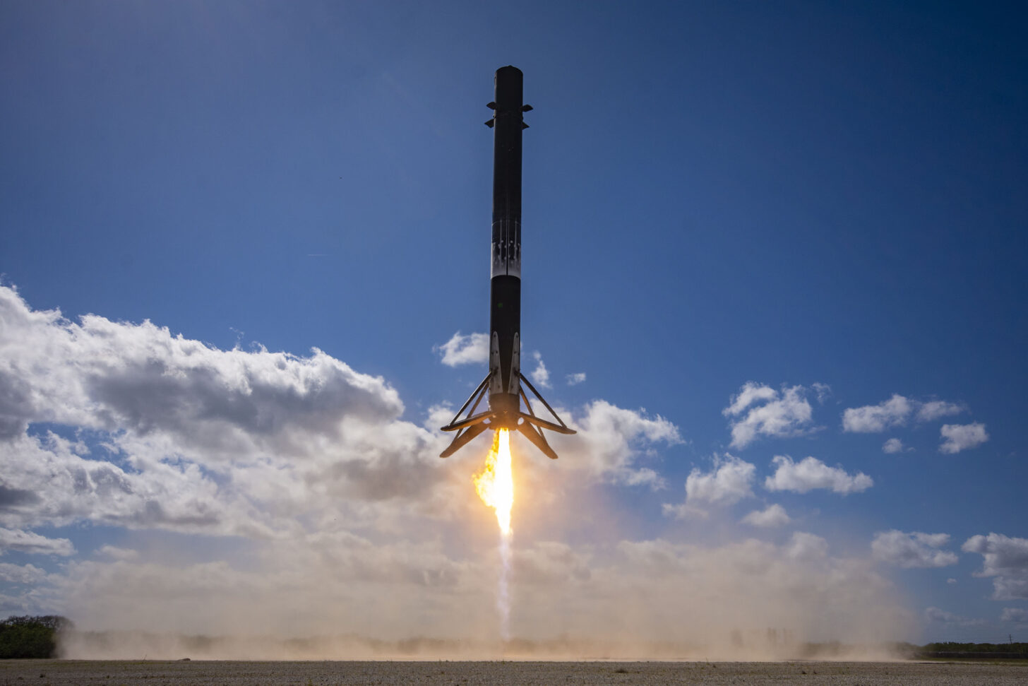 Falcon 9 Conquista Sucesso Triplo em Lançamento